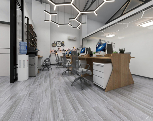 La porcelaine 1000SQM en bois couvre de tuiles la bande argentée de 150*900mm Brown pour les carreaux de céramique vivants de mur de GV de bureau de plancher