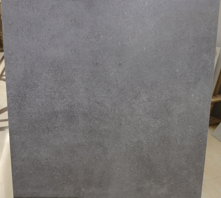 Des carreaux de sol en céramique gris pour le salon et des carreaux de mur vitrés mates de 40x40 cm pour le bureau