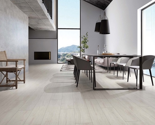 Des bandes de porcelaine en bois gris et beige de 200x1000 mm pour salle de bain et projet