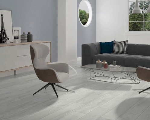 Des bandes de porcelaine en bois 200x1000mm résistantes à l'usure pour salle de bain