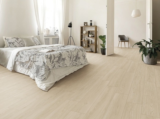 Des bandes de sol en brique de feu jaune brun pour chambre et bureau 200x1200mm bandes de porcelaine en bois antibactérien