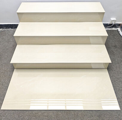 Résistant à l'usure Gris Beige Carrara 470x1200mm Corps super blanc Polie Escaliers en céramique vitrée Pas et ascenseur Pour la rénovation