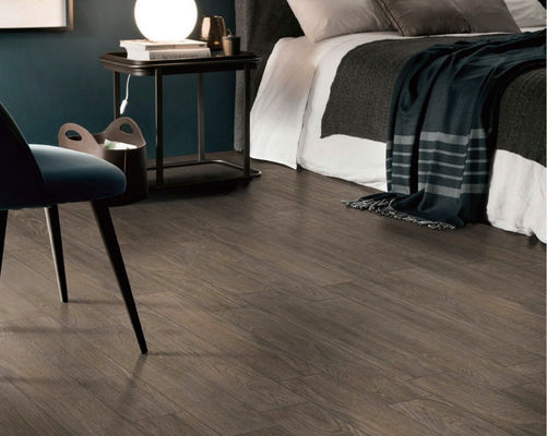 Tuiles en bois Brown de porcelaine de couche imperméable inodore de BTS 9.5mm pour le mur de plancher