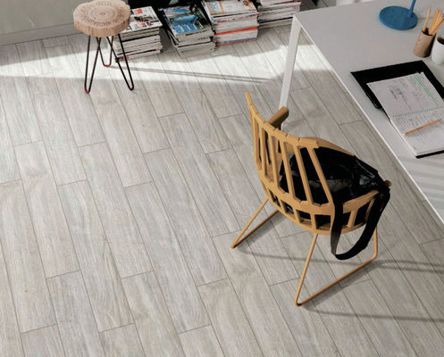 Grain en bois 150x900mm gris-clair de tuiles de porcelaine de largeur antipoussière de 600mm