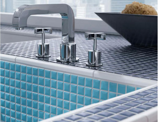 La mosaïque brillante de piscine de 6mm couvre de tuiles le bleu de ciel en céramique 300x300mm blancs