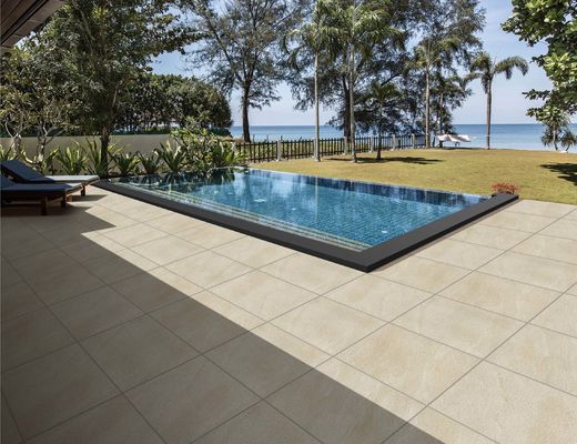 Glissement 60x60cm de construction résidentielle d'anticorrosif de dureté anti de bord contemporain de piscine