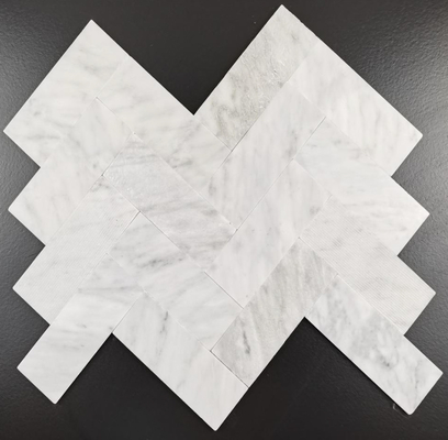 Tuiles de mosaïque décoratives de pierre en arête de poisson Cararra blanc